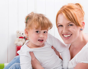 Mutter und Tochter lachen, Haare rot, orange