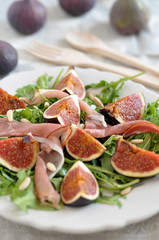 Salat mit Feigen und Prosciutto