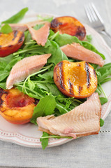Salat mit Forelle und gegrillten Pfrisichen