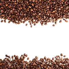 Kaffeebohnen isoliert auf weißem Hintergrund mit Exemplar für te