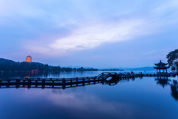 Obraz premium landscape of west lake with sunset