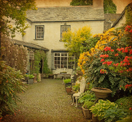 Fototapeta na wymiar ogród z przodu starego domu, Lake District, UK.