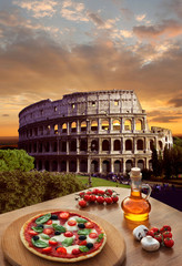 Fototapeta premium Koloseum z włoską pizzą w Rzymie, Włochy