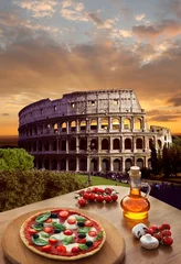 Poster Colosseum met Italiaanse pizza in Rome, Italië © Tomas Marek