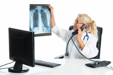 Ärztin bespricht Röntgenbild am Telefon