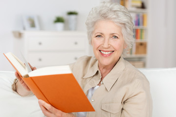 lächelnde seniorin mit buch