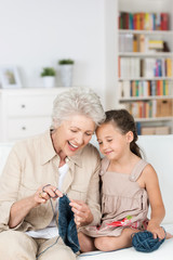 oma bringt ihrer enkelin das stricken bei