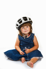 bambina con caschetto della bici