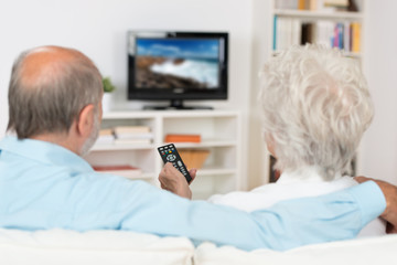 zwei senioren schauen fernsehen