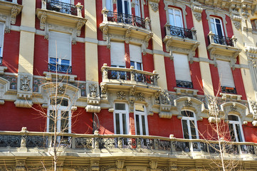 Edificio modernista en la Gran Vía de Granada, España