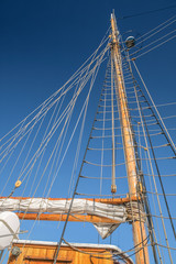 Masten und Segel eines großen Segelschiffes