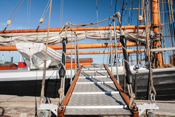 Steg  zu einem großen Segelschiff