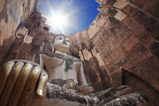 Big buddha against sunbeam at wat Srichum