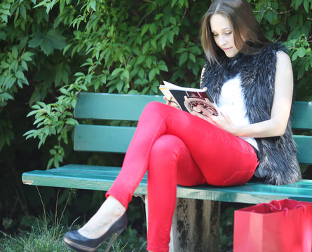 junge Frau liest eine Zeitschrift