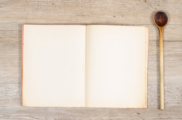 Altes Papier in einem Buch mit Kochlöffel
