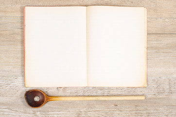 Altes Papier von einem Buch mit Kochlöffel und Textfreiraum