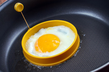 Frying egg with silicone form and teflon pan