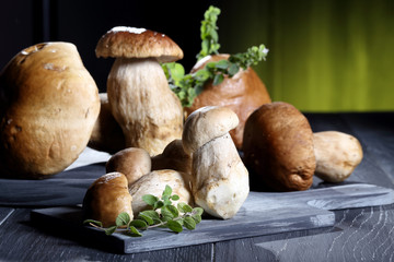 funghi freschi boletus su tavolo grigio sfondo verde