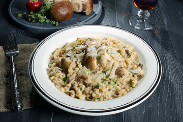 funghi risotto con funghi tagliati sfondo legno grigio