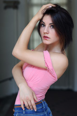 Ritratto di ragazza con maglia rosa