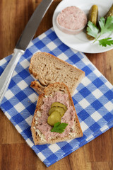 Krustenbrot und Leberwurst