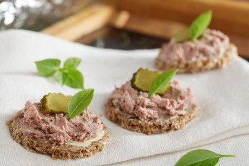 Vollkornbrot mit Leberwurst