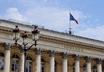 Fototapeta na wymiar Fronton de la Bourse et drapeau français.