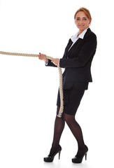 Gesch&auml;ftsfrau zieht an einem Seil