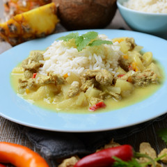 Sojacurry mit Ananas und Chili