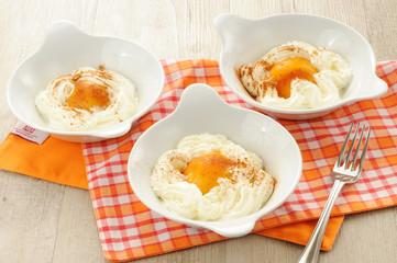 Dessert panna e pesche sciroppate