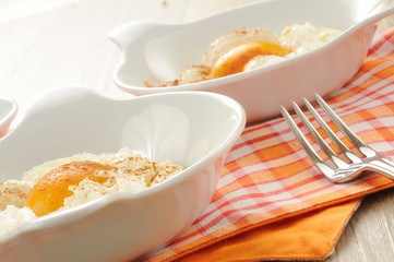 Dessert panna e pesche sciroppate