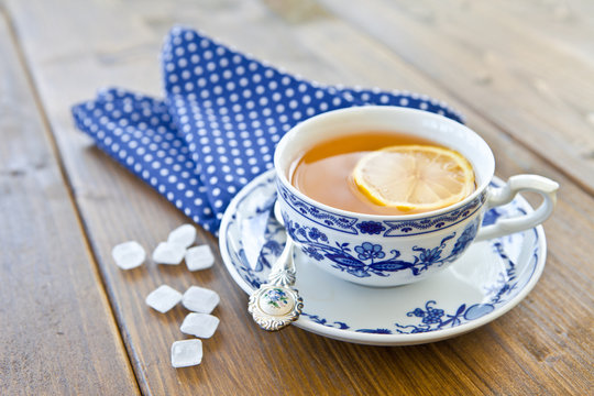 Tee In Tasse mit Zitrone