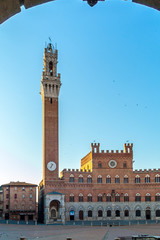 Fototapeta premium Piazza del Campo with the Mangia Tower