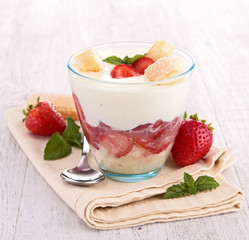 strawberry tirumisu
