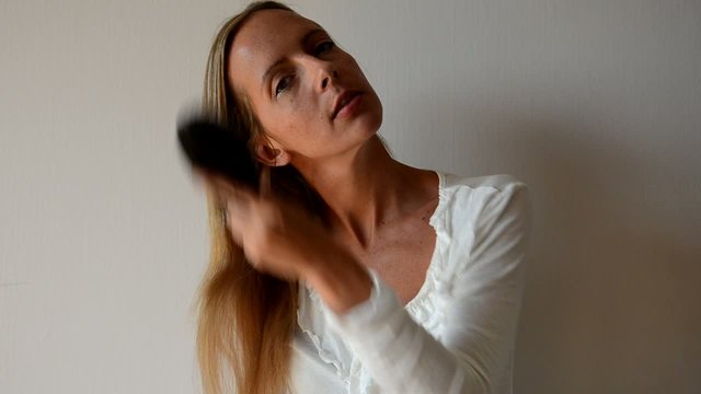 Femme se brossant les cheveux