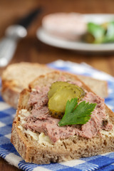 Krustenbrot mit Leberwurst