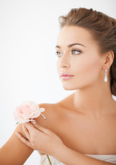 Obraz na płótnie Canvas young woman with rose flower