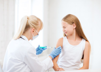 Obraz na płótnie Canvas doctor doing vaccine to child in hospital