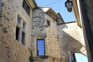 Fototapeta na wymiar rue d'un village ardéchois