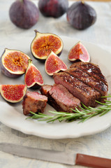 Gebratenes Steak mit Feigen