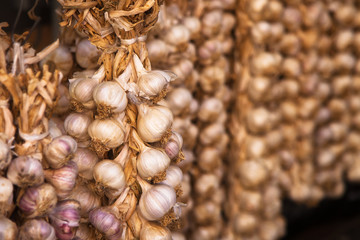 geflochtener Knoblauch an einem Marktstand