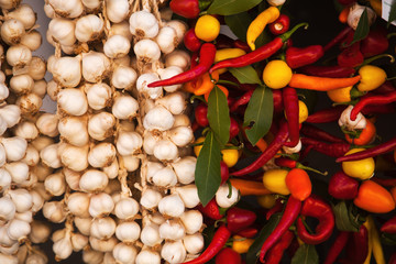Knoblauch und Chili an Schnüren auf einem Straßenmarkt
