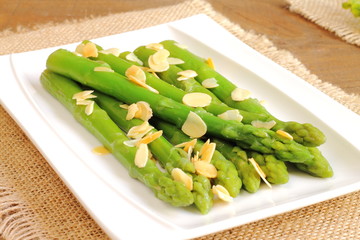 Espárragos verdes con almendras fileteadas