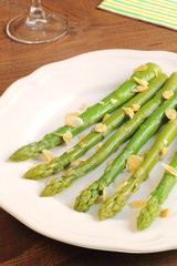 Sautéed asparagus with almonds