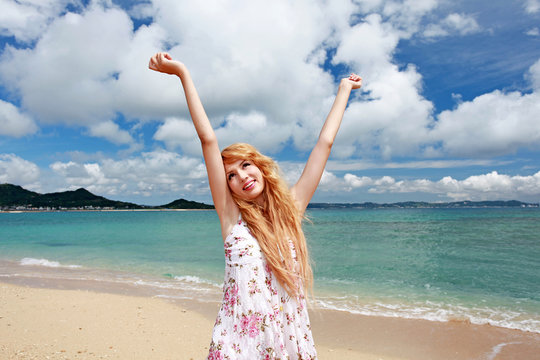 コマカ島の海辺で遊ぶ笑顔の女性