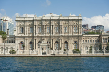 Fototapeta na wymiar Large palace on a river