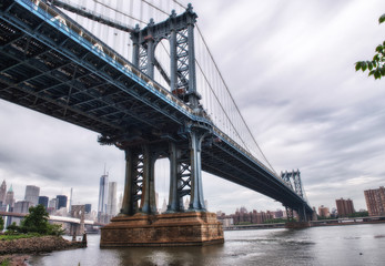 Fototapeta na wymiar Metalicznej struktury Manhattan Bridge, Nowy Jork