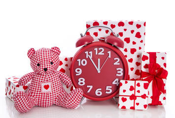 Geschenke mit Herzen isoliert zu Weihnachten oder Valentinstag