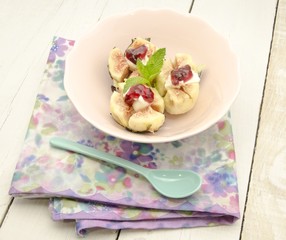 Higos rellenos con queso,mermelada de fresa y arandanos