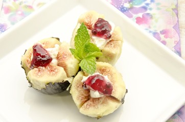 Higos rellenos con queso,mermelada de fresa y arandanos